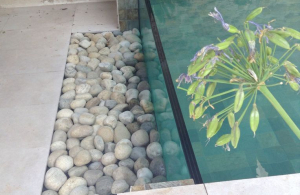  Paroi de piscine vitrée angulaire en PMMA. Partenaire Aquaspai Angular glass pool wall in PMMA. Aquaspai partner