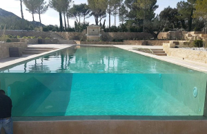  Paroi de piscine vitrée angulaire en PMMA. Partenaire Aquaspai Angular glass pool wall in PMMA. Aquaspai partner