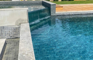  Paroi de piscine vitrée angulaire en PMMA. Partenaire Aquaspai Angular glass pool wall in PMMA. Aquaspai partner