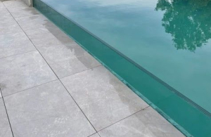  Paroi de piscine vitrée angulaire en PMMA. Partenaire Aquaspai Angular glass pool wall in PMMA. Aquaspai partner