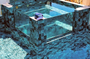  Paroi de piscine vitrée angulaire en PMMA. Partenaire Aquaspai Angular glass pool wall in PMMA. Aquaspai partner