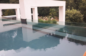  Paroi de piscine vitrée angulaire en PMMA. Partenaire Aquaspai Angular glass pool wall in PMMA. Aquaspai partner