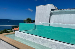  Paroi de piscine vitrée angulaire en PMMA. Partenaire Aquaspai Angular glass pool wall in PMMA. Aquaspai partner