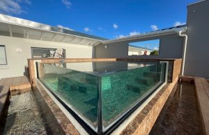  Paroi de piscine vitrée angulaire en PMMA. Partenaire Aquaspai Angular glass pool wall in PMMA. Aquaspai partner