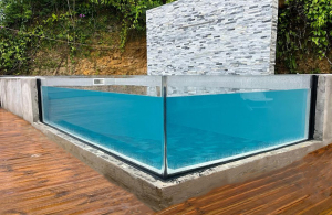  Paroi de piscine vitrée angulaire en PMMA. Partenaire Aquaspai Angular glass pool wall in PMMA. Aquaspai partner