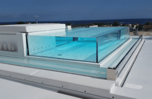  Paroi de piscine vitrée angulaire en PMMA. Partenaire Aquaspai Angular glass pool wall in PMMA. Aquaspai partner