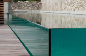  Paroi de piscine vitrée angulaire en PMMA. Partenaire Aquaspai Angular glass pool wall in PMMA. Aquaspai partner