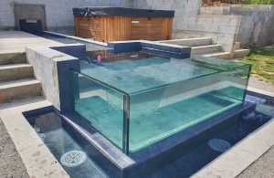  Paroi de piscine vitrée angulaire en PMMA. Partenaire Aquaspai Angular glass pool wall in PMMA. Aquaspai partner