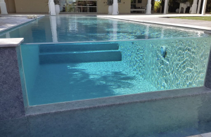  Paroi de piscine vitrée angulaire en PMMA. Partenaire Aquaspai Angular glass pool wall in PMMA. Aquaspai partner