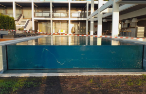  Paroi de piscine vitrée angulaire en PMMA. Partenaire Aquaspai Angular glass pool wall in PMMA. Aquaspai partner