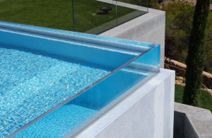  Paroi de piscine vitrée angulaire en PMMA. Partenaire Aquaspai Angular glass pool wall in PMMA. Aquaspai partner