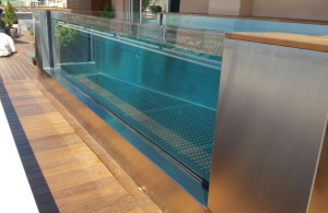 Transparent curved PMMA pool wall of 34m. Aquaspai partner