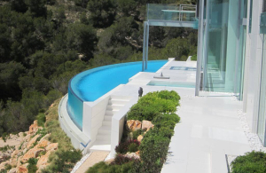 Transparent curved PMMA pool wall of 34m. Aquaspai partner