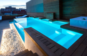  Paroi de piscine vitrée angulaire en PMMA. Partenaire Aquaspai Angular glass pool wall in PMMA. Aquaspai partner