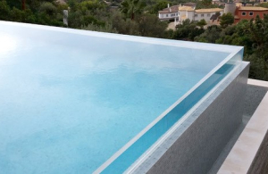  Paroi de piscine vitrée angulaire en PMMA. Partenaire Aquaspai Angular glass pool wall in PMMA. Aquaspai partner